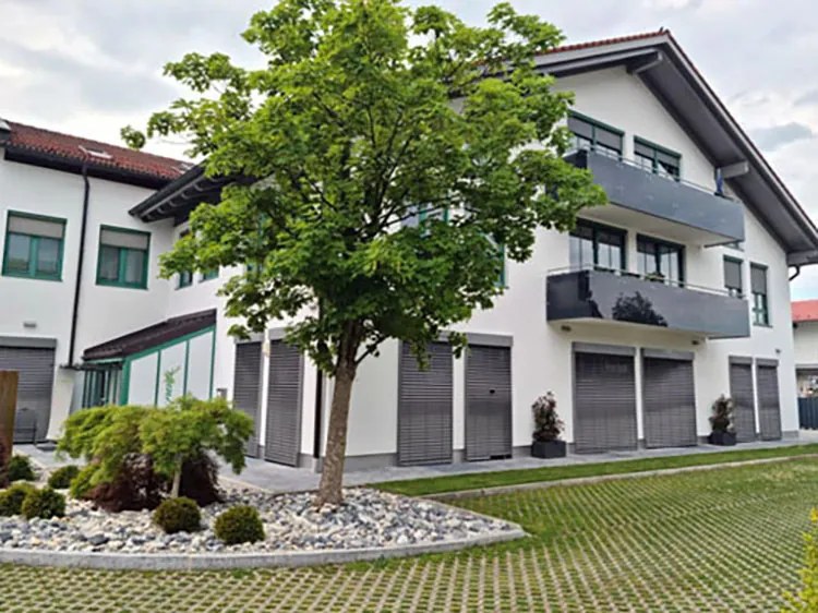 Das Haus im Ahornpark Piding mit Garten und Ahornbaum