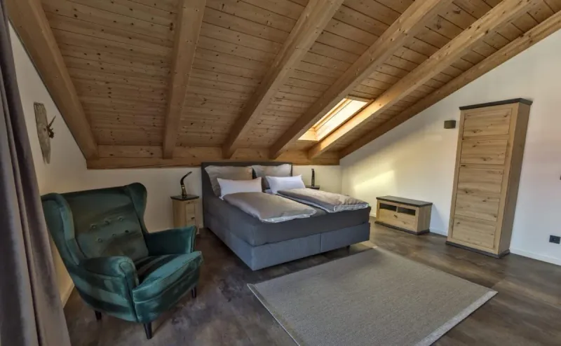 Schlafzimmer 2 mit Ohrensessel und Kleiderschrank aus Holz
