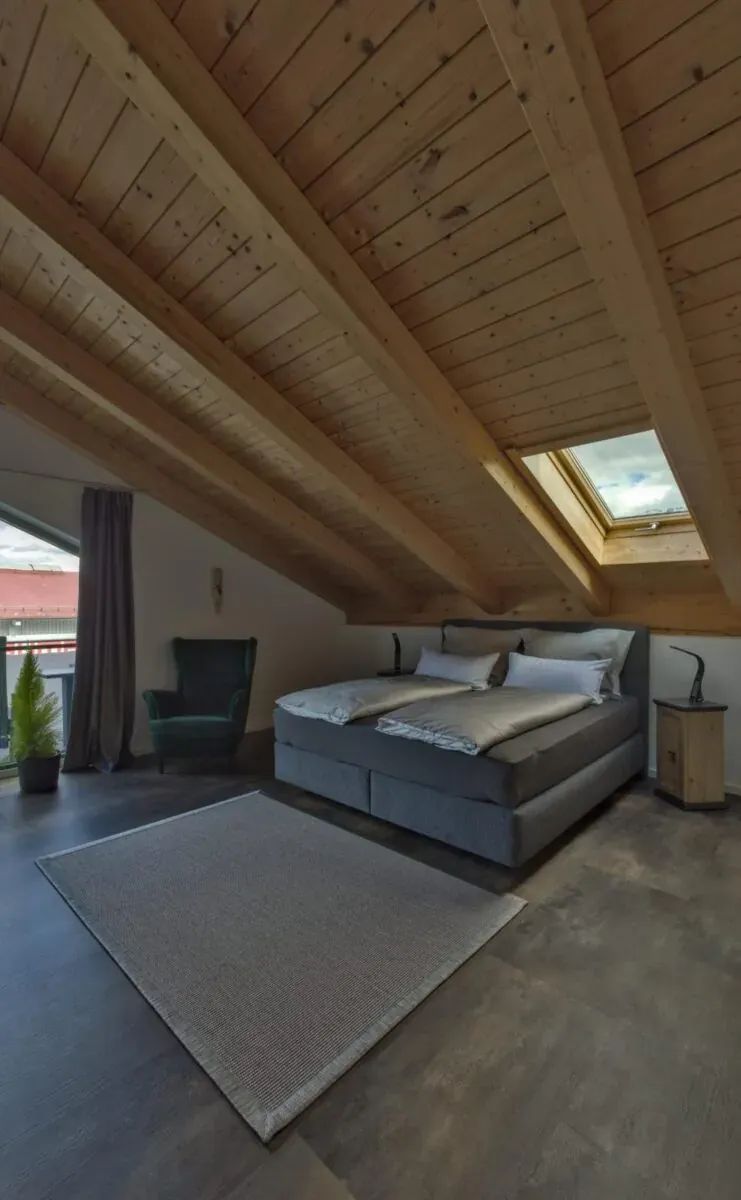 Schlafzimmer 2 unter dem Holzdach mit Dachfenster