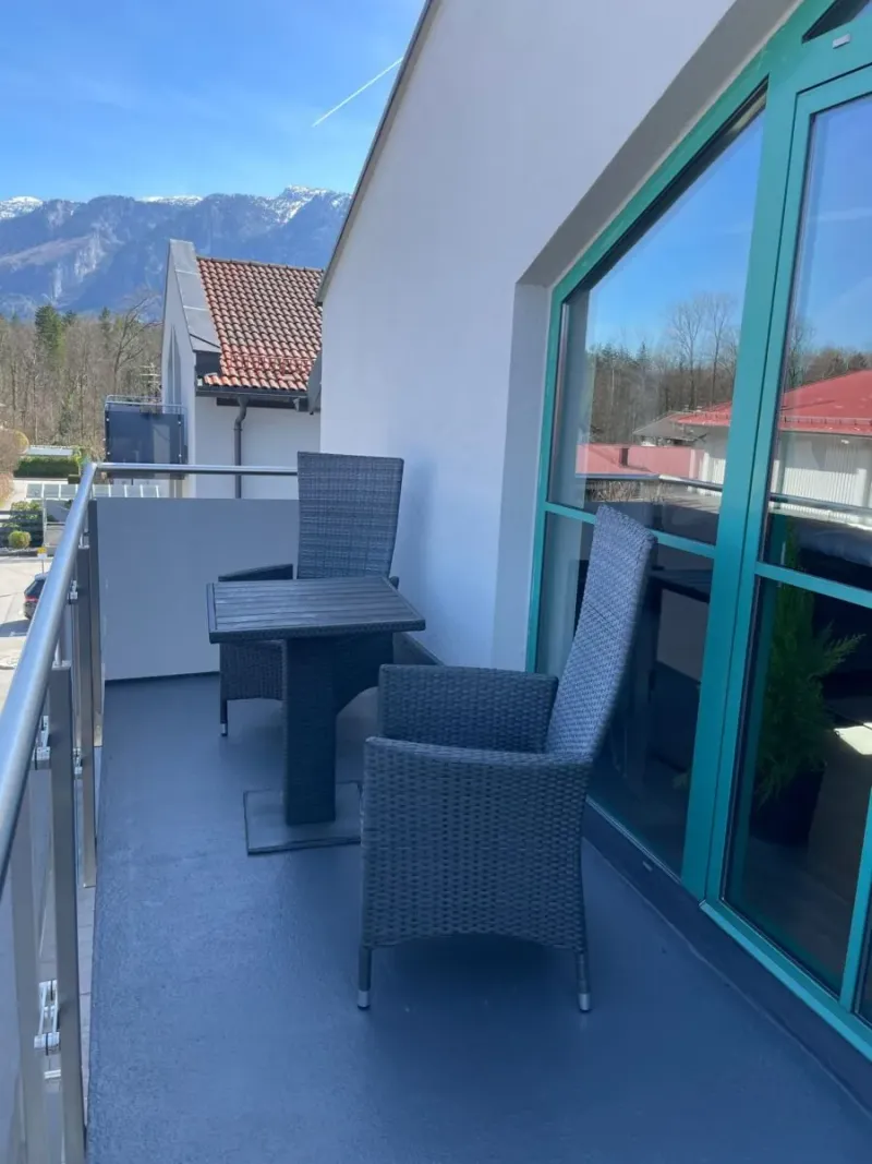 Balkon mit Sitzgruppe und Blick auf die Berge